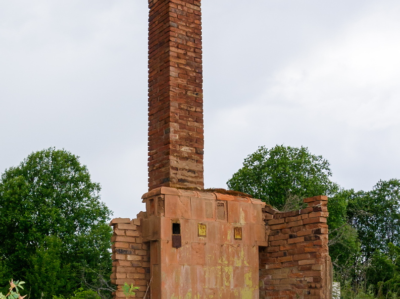 Mahajäetud korsten koos soojamüüriga