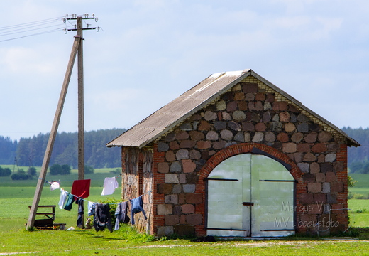  Kõrvalhoone juures pesu kuivatamas