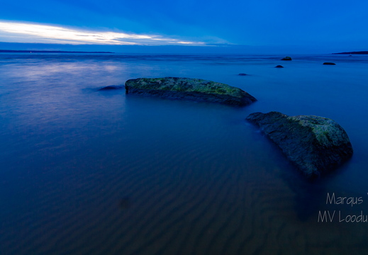  Kivid õhtuses meres