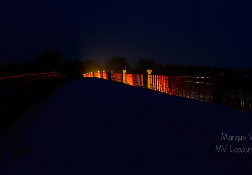 Kasari vana sillal, kuhu kumab silla alune valgus