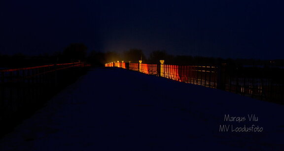 Kasari vana sillal, kuhu kumab silla alune valgus