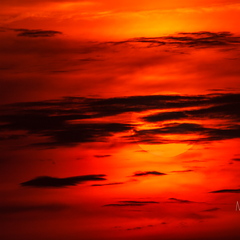  Punane päike mustade pilvede taga