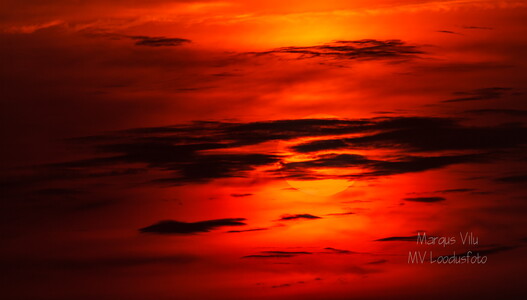  Punane päike mustade pilvede taga