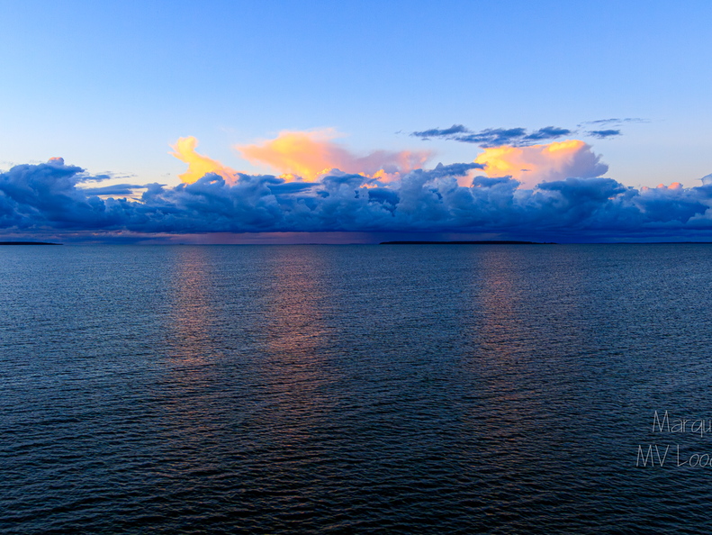 Värvide ja pilvede mäng mere kohal