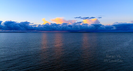 Värvide ja pilvede mäng mere kohal